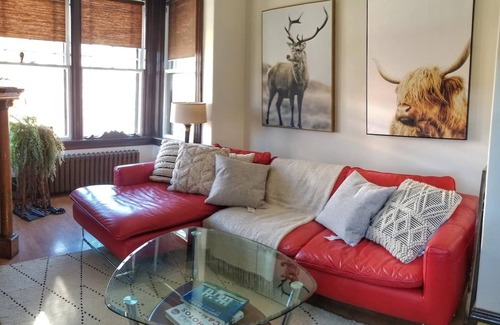 Queens Apartment | Two bedrms, living+dining, Kedgi Lodge nature themed suite