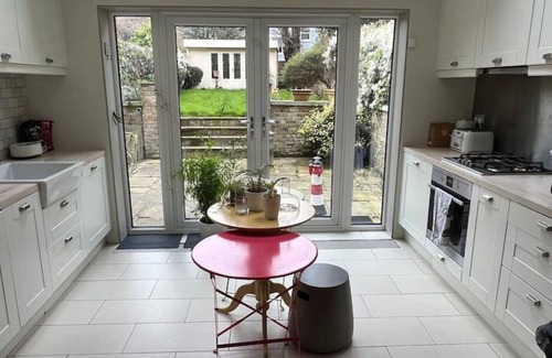 Stroud Green Apartment | Two bedroom (3 bed) with beautiful private garden