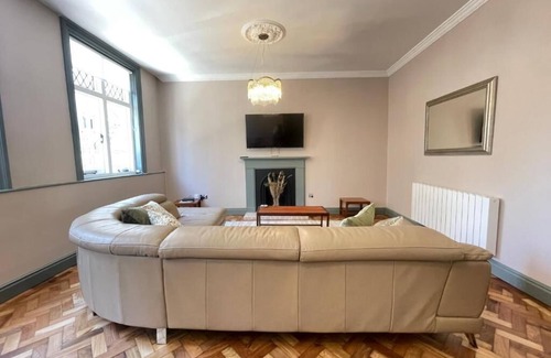 Bury St Edmunds Condo | Two Bedroom apartment with stunning Cathedral Views