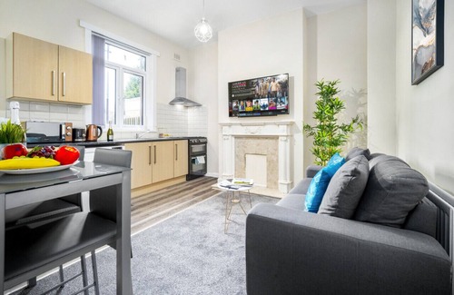 West Bromwich Apartment | Two Bedroom Apartment - Twin Beds - Smart TV - WIFI