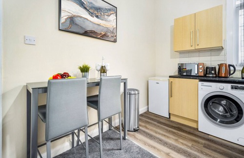 West Bromwich Apartment | Two Bedroom Apartment - Twin Beds - Smart TV - WIFI