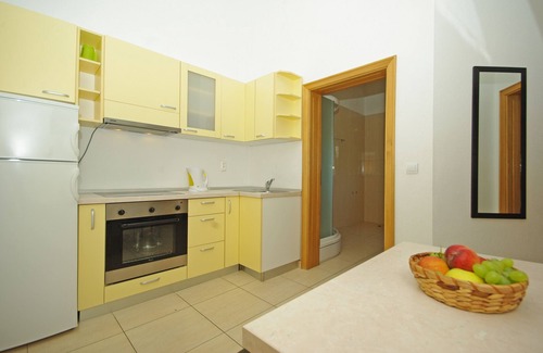 Bratus Apartment | Two bedroom apartment with balcony and sea view Krvavica, Makarska (A-18911-c)