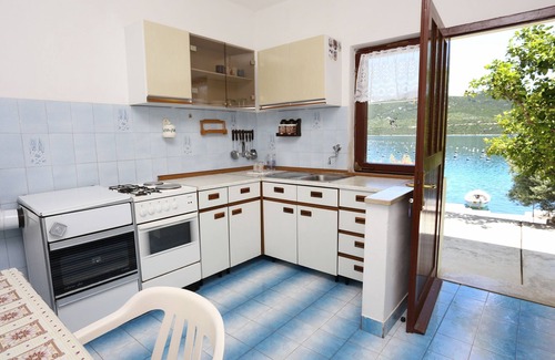 Putnikovic Apartment | Two bedroom apartment near beach Kabli, Pelješac (A-10225-a)