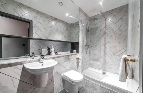 Hope Street Apartment | Two Bedroom Apartment 106 (Sleeps 6)