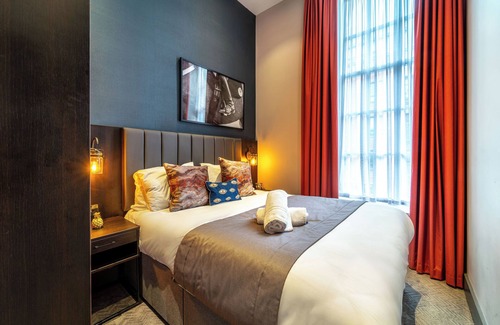 Hope Street Apartment | Two Bedroom Apartment 106 (Sleeps 6)