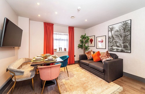 Hope Street Apartment | Two Bedroom Apartment 207 (Sleeps 7)
