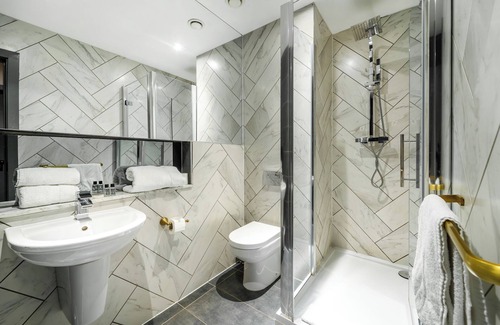 Hope Street Apartment | Two Bedroom Apartment 207 (Sleeps 7)