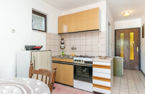 Stomorska Apartment | Two bedroom apartment with balcony and sea view Stomorska, Šolta (A-20039-a)