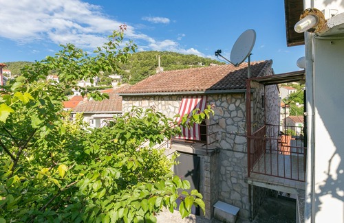 Stomorska Apartment | Two bedroom apartment with balcony and sea view Stomorska, Šolta (A-20039-a)