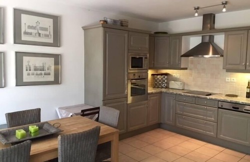 Lourmarin Apartment | Two Bedroom Apartment with Air Conditioning, Parking and Elevator in Lourmarin