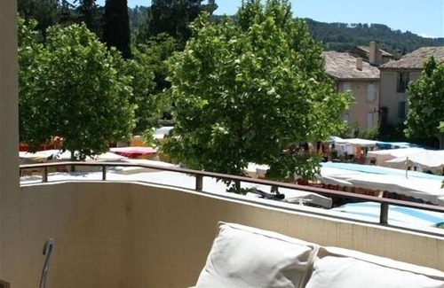 Lourmarin Apartment | Two Bedroom Apartment with Air Conditioning, Parking and Elevator in Lourmarin