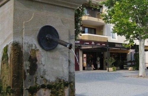 Lourmarin Apartment | Two Bedroom Apartment with Air Conditioning, Parking and Elevator in Lourmarin