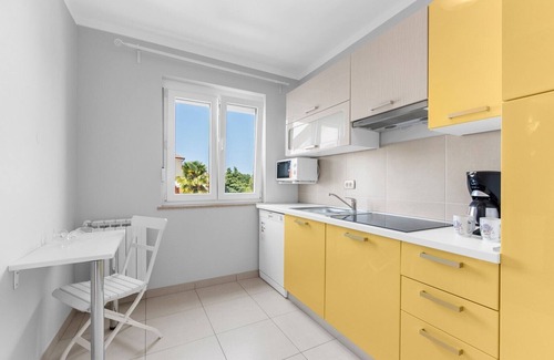 Mali Maj Apartment | Two-Bedroom Apartment Hope V with Balcony near Porec