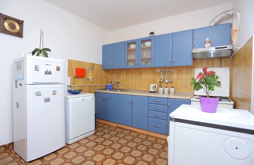 Dugi Rat Apartment | Two bedroom apartment with terrace and sea view Mali Rat, Omiš (A-9698-a)