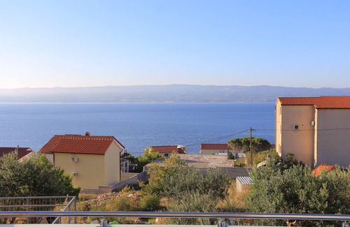 Dugi Rat Apartment | Two bedroom apartment with terrace and sea view Mali Rat, Omiš (A-9698-a)