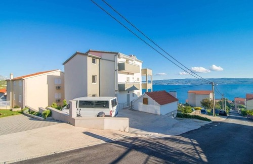 Dugi Rat Apartment | Two bedroom apartment with terrace and sea view Mali Rat, Omiš (A-9698-a)