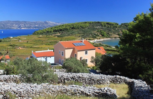 Lumbarda Apartment | Two bedroom apartment with terrace and sea view Lumbarda, Korčula (A-9271-a)