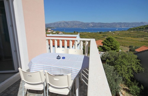 Lumbarda Apartment | Two bedroom apartment with terrace and sea view Lumbarda, Korčula (A-9271-a)