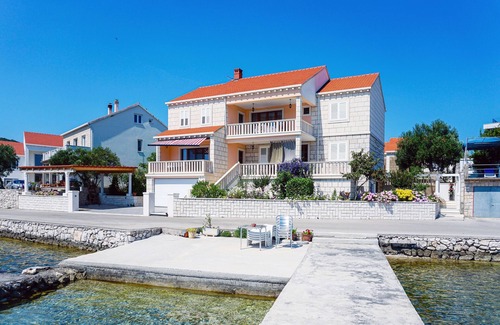 Lumbarda Apartment | Two bedroom apartment near beach Lumbarda, Korčula (A-9325-a)