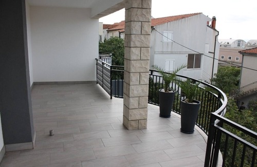 Gorinka Apartment | Two bedroom apartment with balcony and sea view Makarska (A-21911-c)
