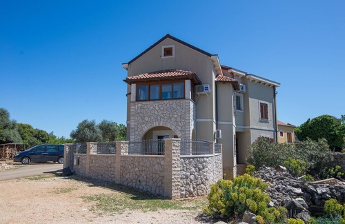 Punta Kriza Apartment | Two bedroom apartment with terrace Punta križa, Cres (A-8082-a)