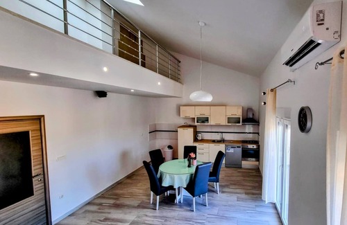 Stobrec Apartment | Two bedroom apartment with balcony and sea view Stobreč, Split (A-22838-a)
