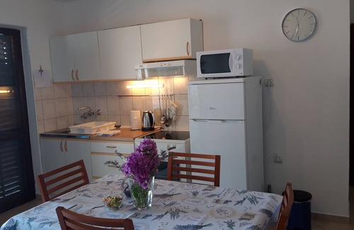Stomorska Apartment | Two bedroom apartment with terrace and sea view Stomorska, Šolta (A-11298-b)