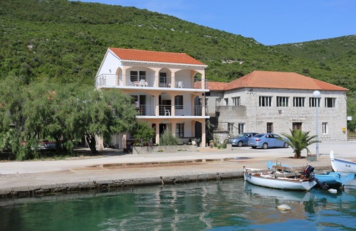 Brijesta Apartment | Two bedroom apartment near beach Brijesta, Pelješac (A-10223-c)