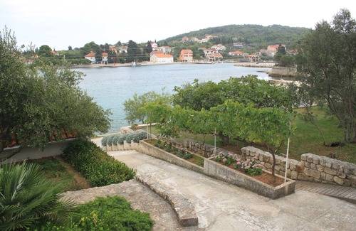 Lukoran Apartment | Two bedroom apartment near beach Lukoran, Ugljan (A-8494-b)