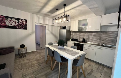 Potocnica Apartment | Two bedroom apartment near beach Potočnica, Pag (A-222-a)