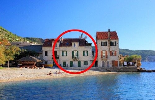 Komiza Apartment | Two bedroom apartment near beach Komiža, Vis (A-8533-b)