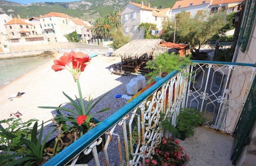 Komiza Apartment | Two bedroom apartment near beach Komiža, Vis (A-8533-b)