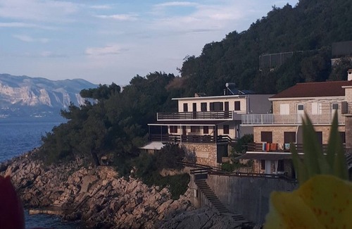 Gdinj Apartment | Two bedroom apartment near beach Cove Pobij, Hvar (A-5712-b)