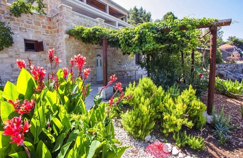 Gdinj Apartment | Two bedroom apartment near beach Cove Skozanje, Hvar (A-5713-c)