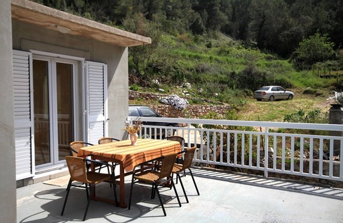 Gdinj Apartment | Two bedroom apartment near beach Cove Pobij, Hvar (A-8702-a)