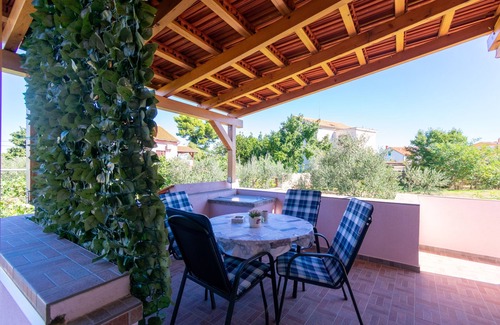Preko Apartment | Two bedroom apartment near beach Preko, Ugljan (A-11914-a)