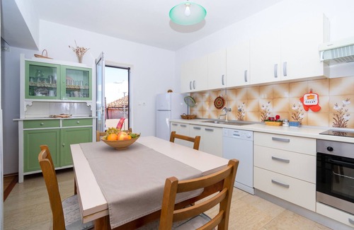 Preko Apartment | Two bedroom apartment near beach Preko, Ugljan (A-14917-a)