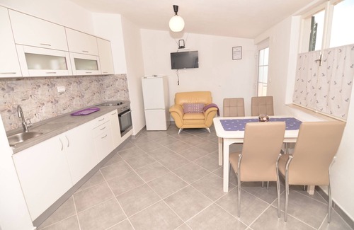 Tkon Apartment | Two bedroom apartment near beach Tkon, Pašman (A-16589-c)