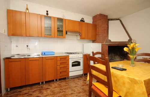 Zarace Apartment | Two bedroom apartment near beach Cove Zaraće, Hvar (A-8778-a)