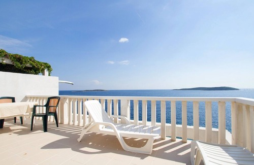 Milna Apartment | Two bedroom apartment near beach Milna, Vis (A-2461-c)