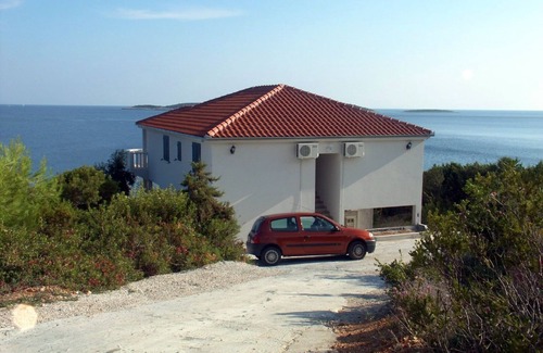 Milna Apartment | Two bedroom apartment near beach Milna, Vis (A-3036-c)