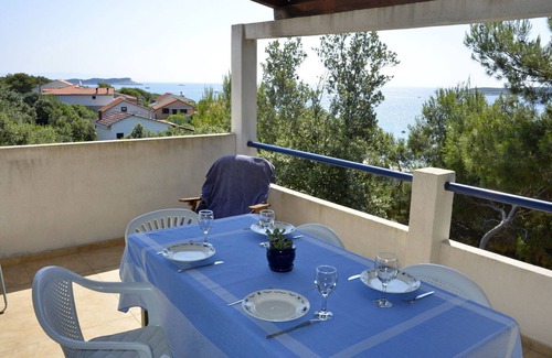 Milna Apartment | Two bedroom apartment near beach Milna, Vis (A-8943-a)