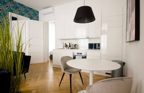 Innere Stadt Apartment | Two-Bedroom Apartment - Opera