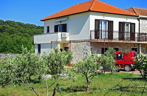 Gornje Selo Apartment | Two bedroom apartment with balcony Gornje selo, Šolta (A-15545-a)