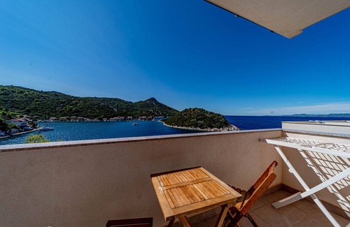 Zaklopatica Apartment | Two bedroom apartment with balcony and sea view Zaklopatica, Lastovo (A-12452-b)