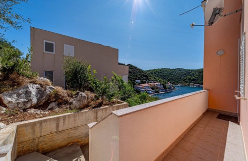 Zaklopatica Apartment | Two bedroom apartment with balcony and sea view Zaklopatica, Lastovo (A-12452-b)