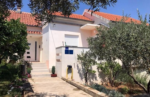 Lukoran Apartment | Two bedroom apartment with terrace Lukoran, Ugljan (A-836-c)