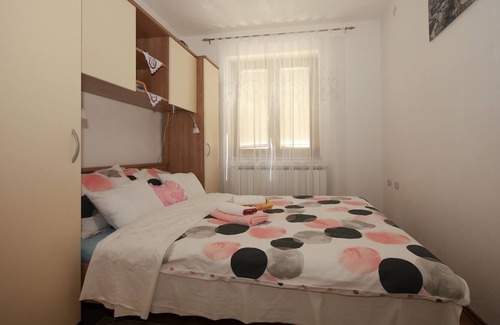 Licko Lesce Apartment | Two bedroom apartment with terrace Ličko Lešće, Velebit (A-20985-a)