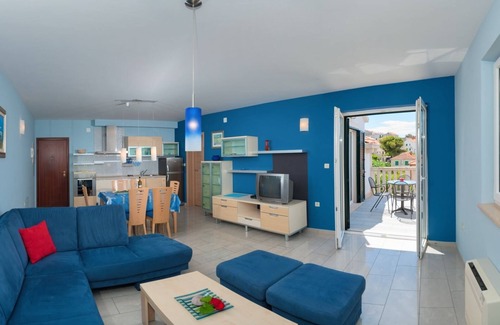 Postira Apartment | Two bedroom apartment with balcony and sea view Postira, Brač (A-15242-d)