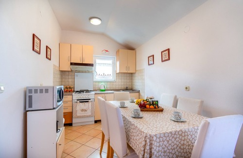 Ugljan Apartment | Two bedroom apartment with terrace Ugljan (A-19234-a)